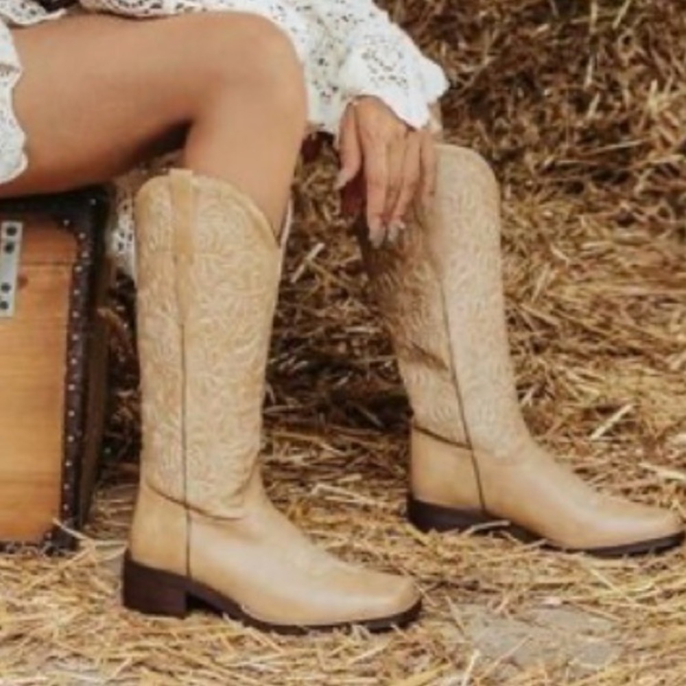 Cowboy/ cowgirl/ western boots w/ embroidery. Square toe. Tan / beige. New! 7.5